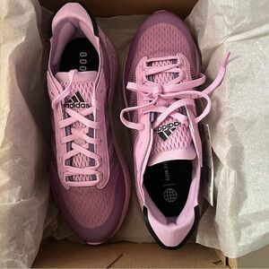 Adidas Women’s Avryn Shoes Size 7.5 Women’s Sportswear Sports Shoes